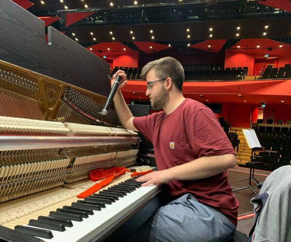 Sebastian Weber beim Klavierstimmen in der Staatsoperette Dresden