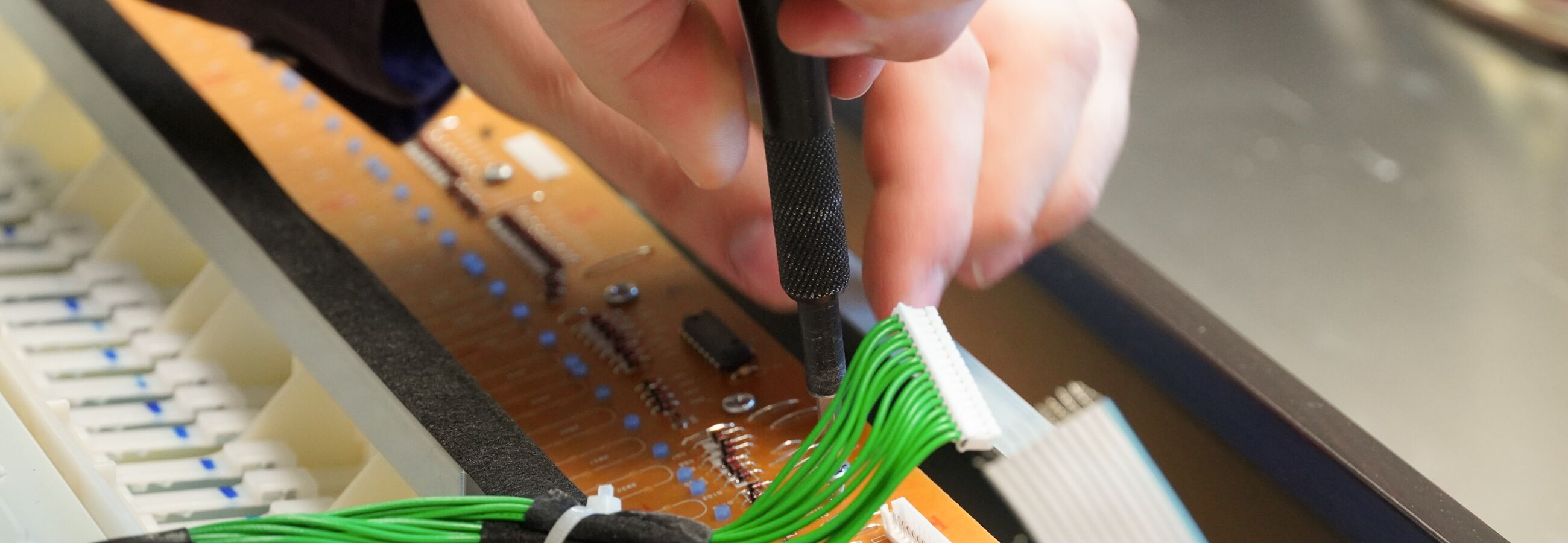 Wir reparieren Digitalpianos. Wir reparieren Digitalpianos.